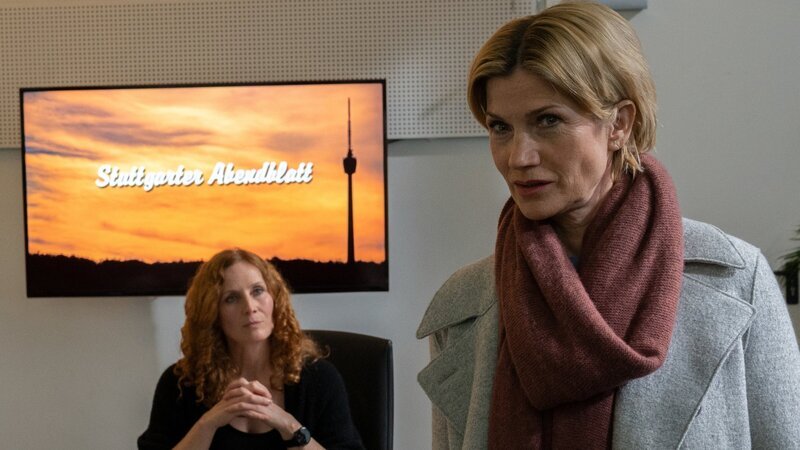 Hat die Verlagschefin Elena Krüger (Jutta Fastian, l.) etwas zu verbergen? Die erste Hauptkriminalkommissarin Martina Seiffert (Astrid M. Fünderich, r.) ermittelt im Mordfall des Chefredakteurs einer Stuttgarter Zeitung. Als Missbrauchsvorwürfe gegen das Opfer aufkommen, verdichten sich die Indizien, dass die Tatperson im Verlagsumfeld zu finden ist. – Bild: ZDF