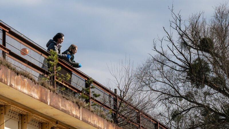 Ein junges Mädchen wird tot am Ufer eines Kanals gefunden. Die Kommissarinnen Pauline Hobrecht (Agnes Decker, l.) und Tamara Meurer (Anja Pahl, r.) fragen sich, ob das Opfer von der Brücke gestürzt ist – oder gestoßen wurde. – Bild: ZDF