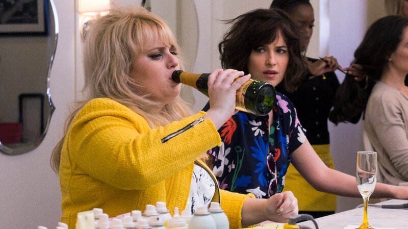 Robin (Rebel Wilson) und Alice (Dakota Johnson, re.) – Bild: Warner Bros. Entertainment Inc. Robin (Rebel Wilson) und Alice (Dakota Johnson, re.) – Bild: Warner Bros. Entertainment Inc.