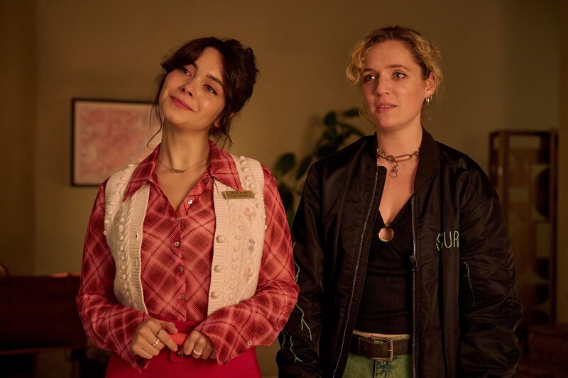 Ohne Millie (Tamara Romera Ginés, l.) und Adriana (Stella Goritzki, r.) würde im Prinzenhof gar nichts laufen. – Bild: Frank Dicks /​ ZDF
