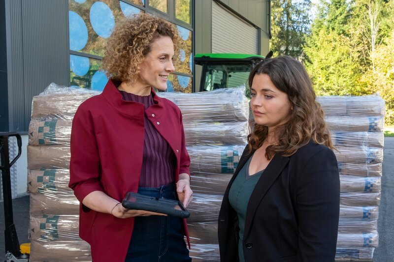 Lilli Gruber (Ronja Forcher, r.) steckt in einem Dilemma: Soll sie Caro Pflüger (Barbara Lanz, l.) von Rolfs Plänen erzählen? – Bild: Erika Hauri /​ ZDF