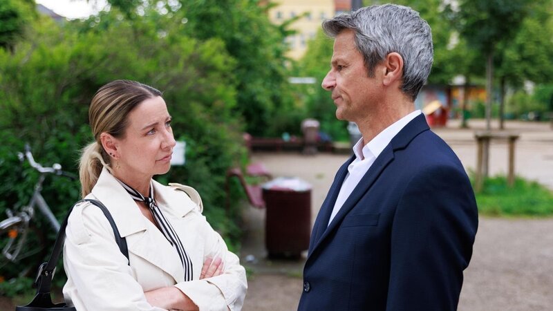Ute (Isabell Hertel) macht Benedikt (Jens Hajek) energisch klar, dass sie ihre Haltung zu Patrizias Angebot nicht ändern wird. – Bild: RTL