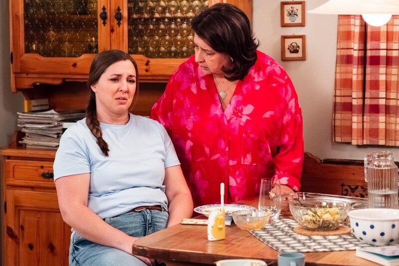 Sophia (Patricia Freund, links) beichtet Monika (Christine Reimer, rechts), dass Sissi bald in die Kita gehen wird. – Bild: Lena Semmelroggen /​ BR /​ BR/​Lena Semmelroggen