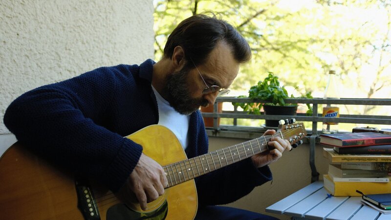 Tom (Aleksandar Jovanovic) schreibt ein Lied und lässt sich dabei von seiner Ehe inspirieren. – Bild: ZDF