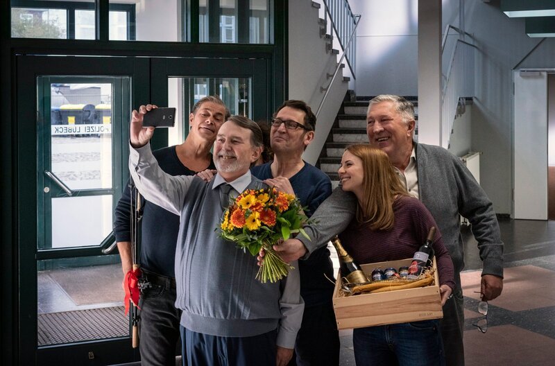 Ernst geht in den Ruhestand – die Kollegen verabschieden ihn. v.li.: Finn (Sven Martinek), Ernst (Jürgen Uter), Lars (Ingo Naujoks), Schroeter (Veit Stübner), Nina (Julia Schäfle). – Bild: WDR/​ARD/​Georges Pauly
