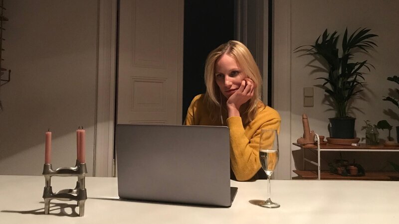 Lena (Isabel Thierauch) flirtet im Video-Chat mit Katharina. – Bild: ZDF