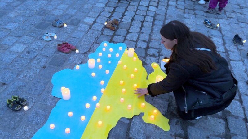 Mariia besucht zum Jahrestag der Invasion Russlands in die Ukraine eine Gedenkveranstaltung für die im Krieg getöteten ukrainischen Kinder. – Bild: RTLZWEI
