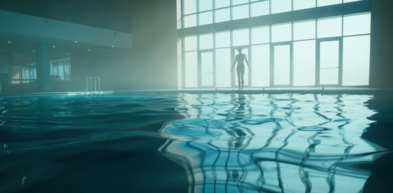 Charlie Wagner (Leonie Benesch) trainiert im Schwimmbad des Instituts. – Bild: ZDF und Schwarm TV Production GmbH & Co