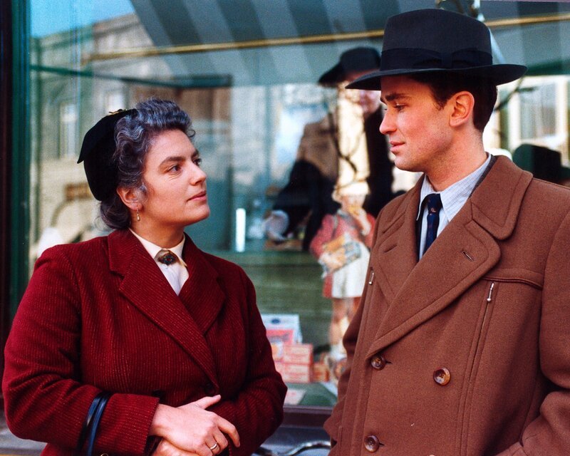 Mutter Traudl Grandauer (Christine Neubauer) ist stolz auf ihren Sohn Rudi (Timothy Peach). – Bild: BR/​Tellux-Film GmbH/​Foto Sessner