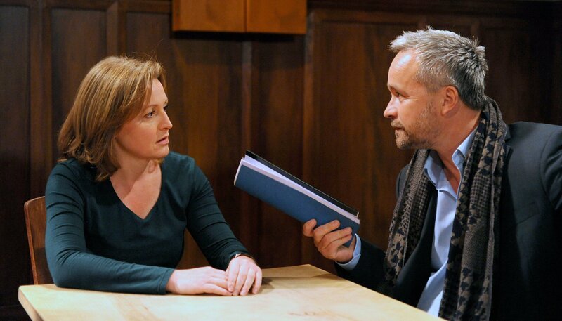 Bayerisches Fernsehen DAHOAM IS DAHOAM, FOLGE 1443, „Eine leere Drohung?“. In einem Gespräch versucht Vroni, Thomas zur Vernunft zu bringen. Von links: Veronika Brunner (Senta Auth) und Stephan Ruck (Thomas Darchinger). Weiteres Bildmaterial finden Sie unter www.br-foto.de. – Bild: BR/​Marco Orlando Pichler