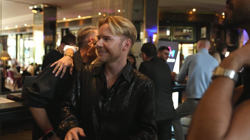 Auch wenn die RTL-Reality Awards eins Arbeitsevent für Manager Ramón Wagner ist, bleibt der Spaß nicht aus. Zwischen managen und Kontakte knüpfen findet er die Zeit mit Kollegen zu lachen. – Bild: RTL /​ solis TV /​ Zwischen Karriere, Kohle und Kinderwunsch – der Manager der Reality-Stars