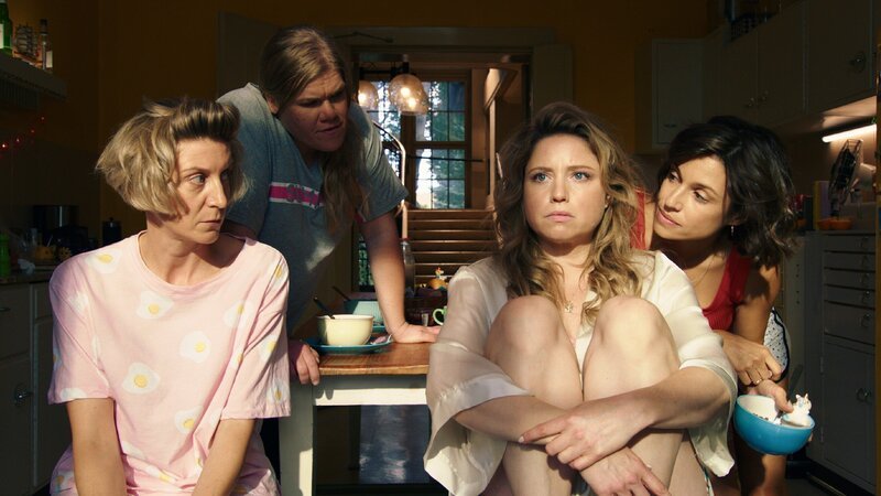 V.l.: Trudi (Mareile Blendl), Doro (Gisa Flake), Micki Busch (Caroline Frier), Charly Laurin (Anna Julia Antonucci). – Bild: TVNOW /​ UFA Fiction