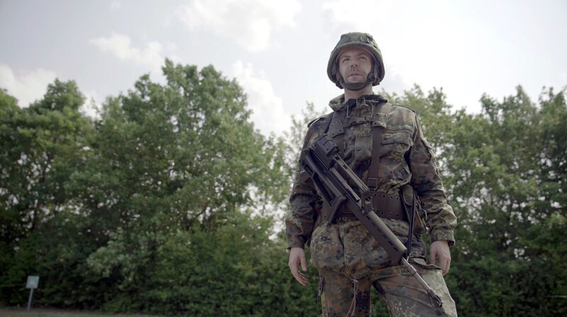 Philip de Homont hat mit 18 Jahren den Kriegsdienst verweigert. Jetzt, mit 40, sieht er die Welt mit anderen Augen und will im Ernstfall sein Land verteidigen können. Deshalb nimmt er mit anderen Freiwilligen an einer militärischen Grundausbildung beim Landeskommando Hessen teil. – Bild: HR