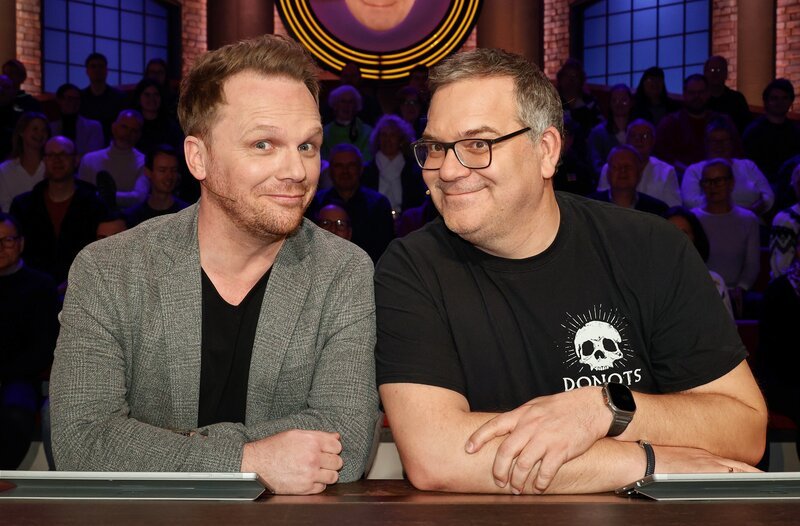 Zusammen im Team: Rateteam-Kapitän Elton (r.) und der Komiker und Musiker Ralf Schmitz (l.). – Bild: ARD/​Morris Mac Matzen