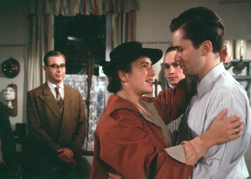 Von links: Adolf Grandauer (Alexander Duda), Traudl Grandauer (Christine Neubauer),Hermann Grandauer (Florian Boos) und Maxi Grandauer (Thomas Darchinger). – Bild: BR/​Tellux-Film GmbH