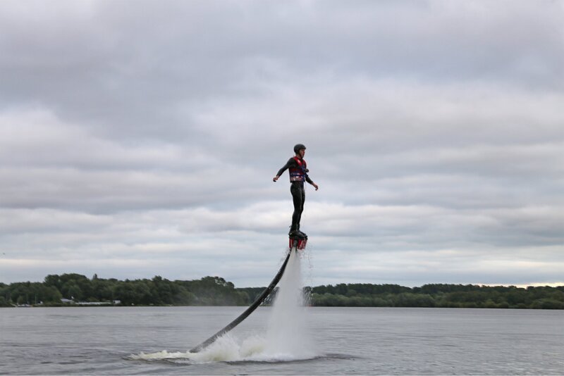 Die Jungs-WG: Abenteuer Amsterdam. Ein Vogel? Ein Flugzeug? Supermann? Nein, es ist Mark! Und obwohl er zum ersten Mal auf Water Jets steht, kann er sich lange schwebend über Wasser halten. – Bild: KiKA/​Wessel de Groot