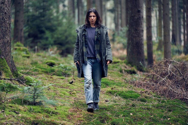 Im Wald eskaliert die Situation und Alex (Aylin Tezel) flieht. Sie ist nun völlig auf sich allein gestellt. – Bild: ZDFneo