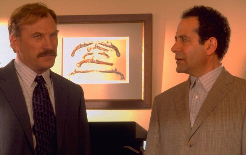 Der Anwalt Lou Pratt und seine Assistentin werden abends in ihrem Büro ermordet. Captain Leland Stottlemeyer (Ted Levine, l.) bittet Monk (Tony Shalhoub, r.) um Hilfe bei den Ermittlungen. – Bild: Universal Pictures