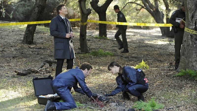 Im einem Wald in West-Virginia wurden die Überreste eines Menschen gefunden. Als (v.li.) Booth (David Boreanaz), Hodgins (T.J. Thyne) und Brennan (Emily Deschanel) den Tatort näher untersuchen, ergeben sich einige Ungereimtheiten in dem Fall … – Bild: RTL /​ Fox