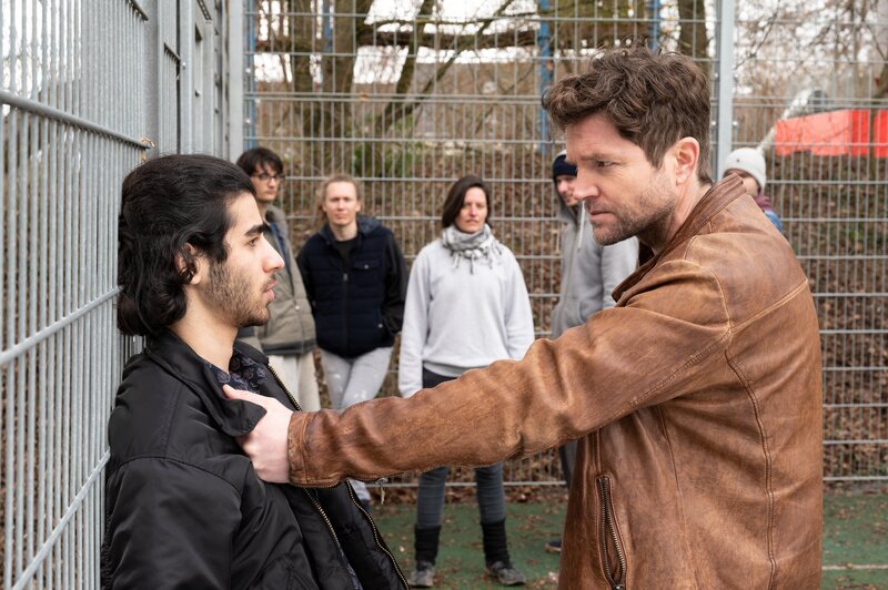 Der Mord an einem jungen Mann führt die Stuttgarter Kommissare in den mafiösen Untergrund Stuttgarts. Das Opfer war Teil einer kriminellen Bande. Kommissar Jo Stoll (Peter Ketnath, r.) knöpft sich den Komplizen Kadir Sabia (Doguhan Kabadayi, l.) vor. Hat dieser seinen Kollegen ermordet, um auf der Karriereleiter der Gangsterorganisation ein Stück nach oben zu klettern? – Bild: MARKUS_FENCHEL /​ ZDF und MARKUS_FENCHEL