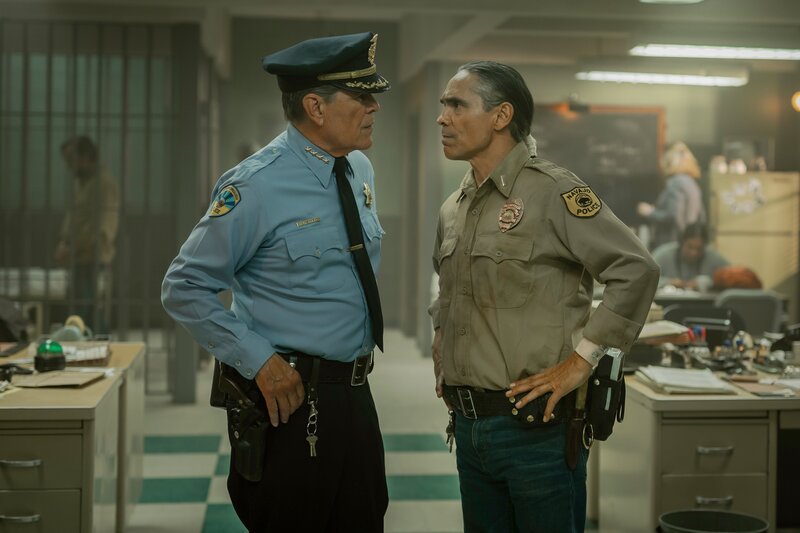 Gordo Sena (A. Martinez, l.) und Lt. Joe Leaphorn (Zahn McClarnon) – Bild: @RTL