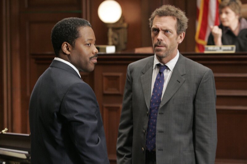 Howard Gemeiner (Kadeem Hardison, l.) vertritt Dr. Gregory House (Hugh Laurie, r.) vor Gericht. Hat er wirklich eine Chance, einer Haftstrafe zu entgehen? – Bild: NBC Universal, Inc.