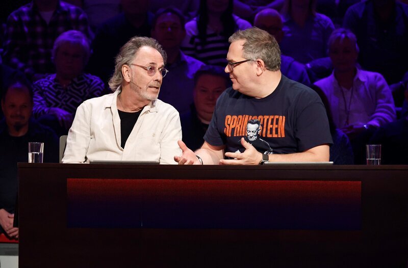 Rateteam-Kapitän Elton (r.) und der Fernsehmoderator und Fernsehproduzent Hugo Egon Balder (l.) bilden ein Rateteam. – Bild: ARD/​Morris Mac Matzen