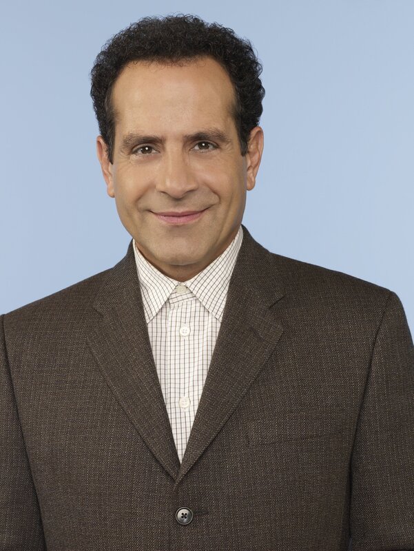 (6. Staffel) – Adrian Monk (Tony Shalhoub) besitzt ein fotografisches Gedächtnis und auch seine Fähigkeiten, Fälle zu lösen sind einzigartig. – Bild: Sat.1 Gold