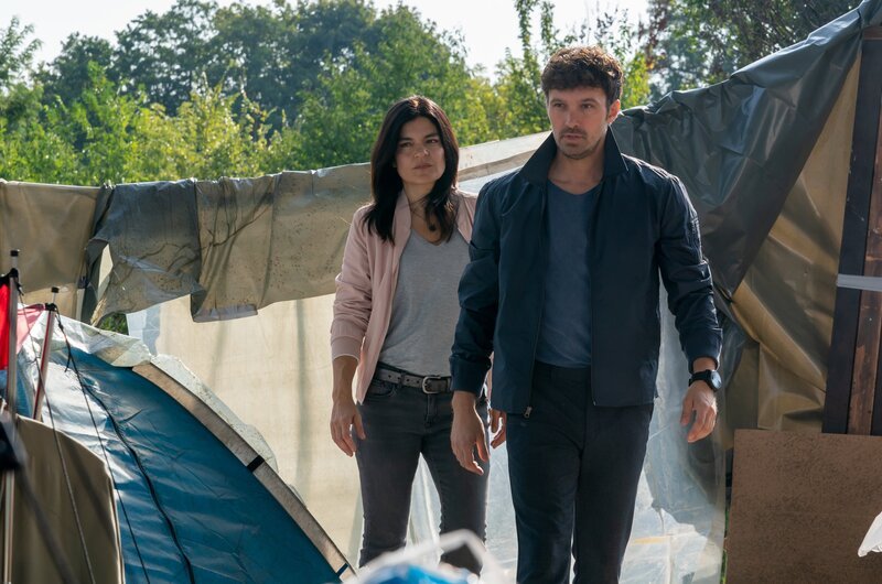In einem Zeltlager für Saisonarbeiter suchen Mina (Jasmin Tabatabai) und Alexander (Aleksandar Radenkovi?) nach einem Verdächtigen und machen sich ein Bild über die prekäre Situation der osteuropäischen Schwarzarbeiter. – Bild: ZDF und Oliver Feist
