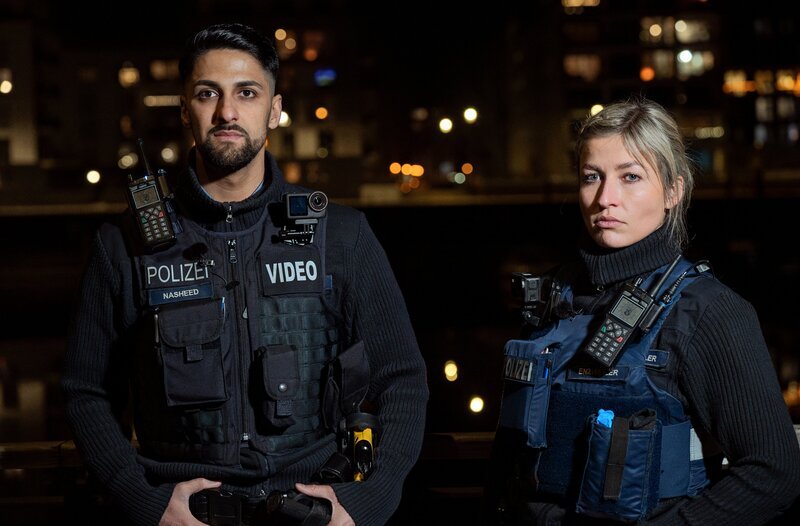 Polizeikommissar Said Rahman Nasheed (l.) und Polizeioberkommissarin Lena Enzweiler aus Mainz: Ihr Einsatz führt ans Rheinufer. – Bild: SWR/​Jürgen Weißenfels