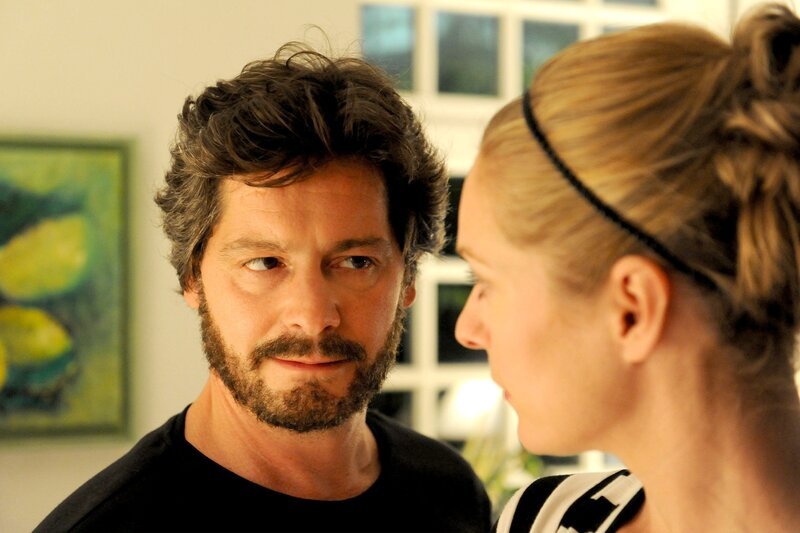 NDR Fernsehen HOCHZEITEN, Der lässige Schriftsteller Hans (Fritz Karl) macht seiner Ex-Freundin Sophie (Lisa Martinek) schöne Augen. – Bild: HR/​Degeto/​Caro von Saurma