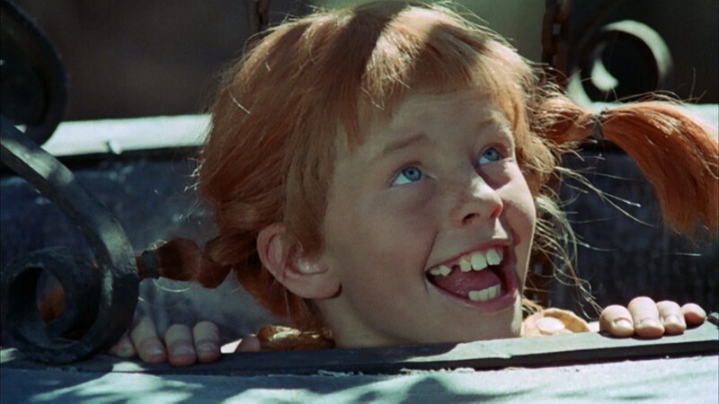 Pippi (Inger Nilsson) klettert die Mauer hoch um in das Verlies wo ihr Vater versteckt ist zu gelangen. – Bild: ZDF/​Studio 100 Media