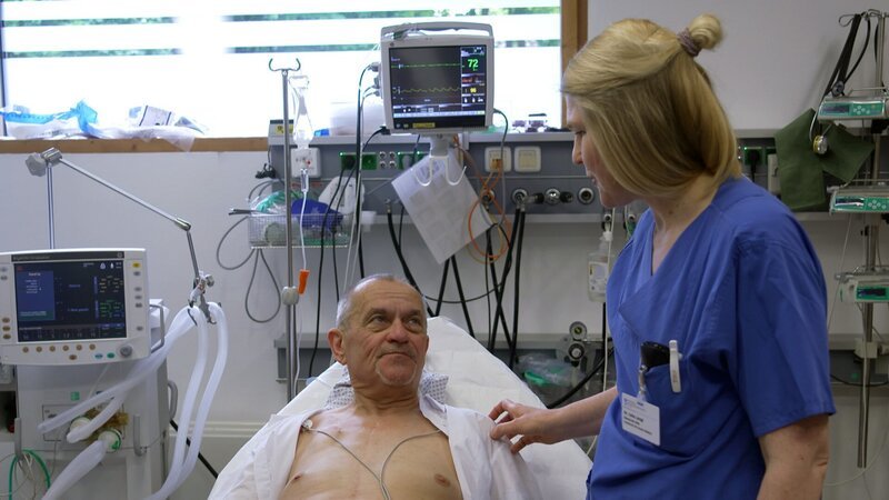 Oberärztin Dr. Julia Lengl vom Agaplesion-Bethesda-Krankenhaus in Hamburg-Bergedorf im Gespräch mit einem Patienten – Bild: RTLZWEI