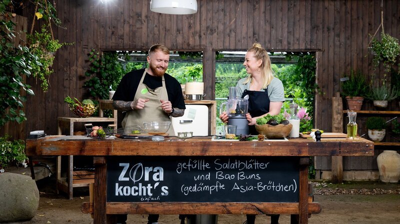 Thilo Haberland, Koch und Kumpel von Zora, zu Gast in ihrer Gartenküche in Uelzen. (Weitere Bilder auf Anfrage) – Bild: NDR/​cineteam hannover