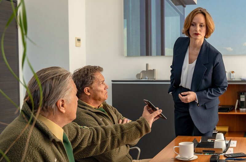 Hubert (Christian Tramitz, m.) und Girwidz (Michael Brandner, l.) befragen Judith Hinterholzer (Lara Joy Körner, r.) über ihren Mitarbeiter Sonnenbichler, der tot im Heizungsraum gefunden wurde. – Bild: ARD/​Thomas Neumeier
