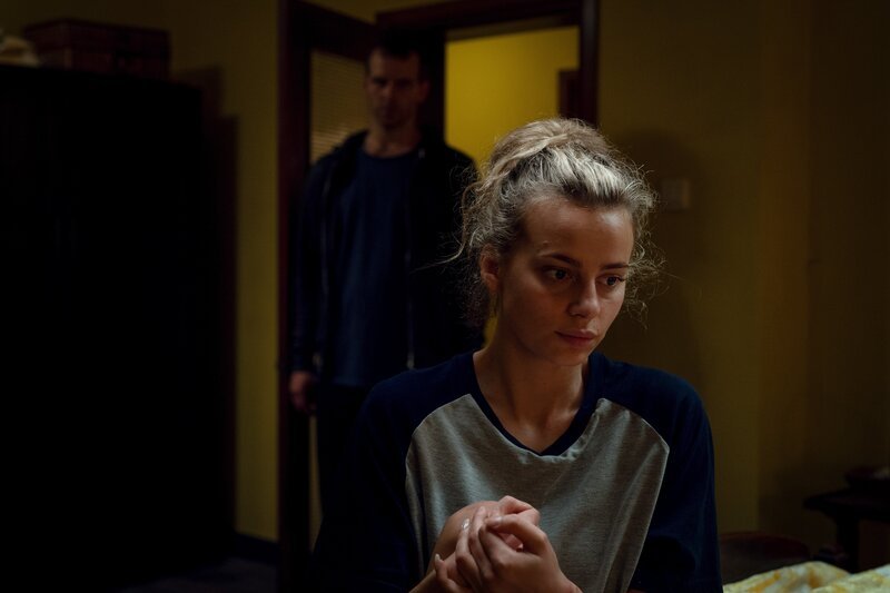MD (Julian Świeżewski, l.) sucht zunehmend die Nähe der entführten Chloe (Nadia Parkes, r.). – Bild: Amy Brammall /​ ZDF und Amy Brammall