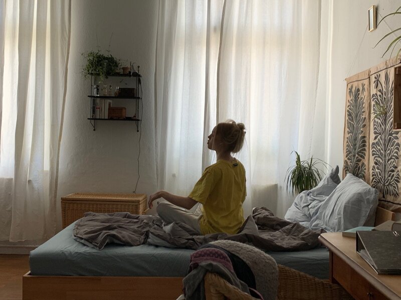 Lucy (Lea Zoe Voss) ahnt noch nicht, dass ihr Schwarm gleich ihre Hilfe brauchen wird. – Bild: ZDF und Johannes Louis./​Johannes Louis