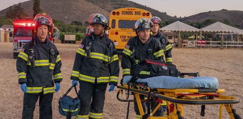 (v.l.n.r.) Howie „Chimney“ Han (Kenneth Choi); Henrietta „Hen“ Wilson (Aisha Hinds); Eddie Diaz (Ryan Guzman); Bobby Nash (Peter Krause) – Bild: Twentieth Century Fox Film Corporation