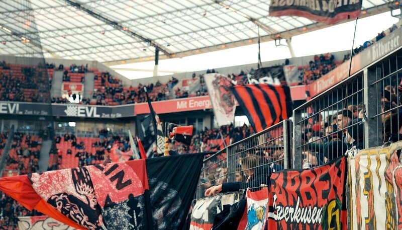 Fans aus 330 Fanclubs feuern die Werkself an. – Bild: WDR/​eitelsonnenschein GmbH /​ WDR Kommunikation/​Redaktion Bild