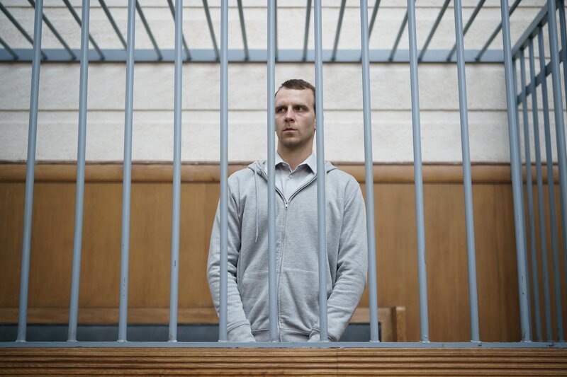 Lukasz (Julian Świeżewski) nimmt im Gerichtssaal das Urteil entgegen. – Bild: James Stack /​ ZDF und James Stack
