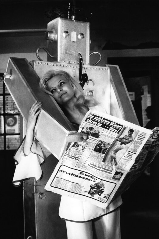 Selbst den männlichen Maschinenmenschen in Termolens Kunstgalerie macht die blonde Anja (Marlene Rahn) schwach. (E.: 31.01.1970) – Bild: NDR/​Lilo-Foto