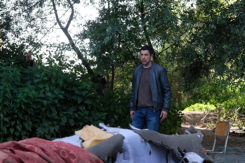 Valerio (Alessandro Gassmann) schaut sich am Ufer des Tiber in der Nähe der Brücke um, von der angeblich Ettore ins Wasser sprang. – Bild: ZDF
