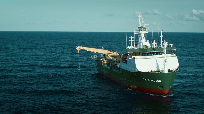 An Bord der „Thorvaldson“ werden Vorkehrungen für neue Experimente getroffen. – Bild: ZDF und Schwarm TV Production GmbH & Co