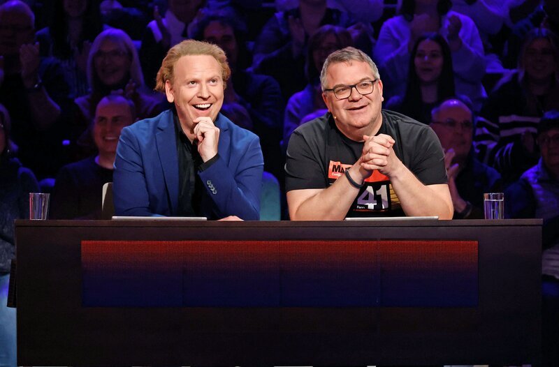 Rateteam-Kapitän Elton (r.) und der Geiger Daniel Hope (l.) bilden ein Rateteam. – Bild: ARD/​Morris Mac Matzen