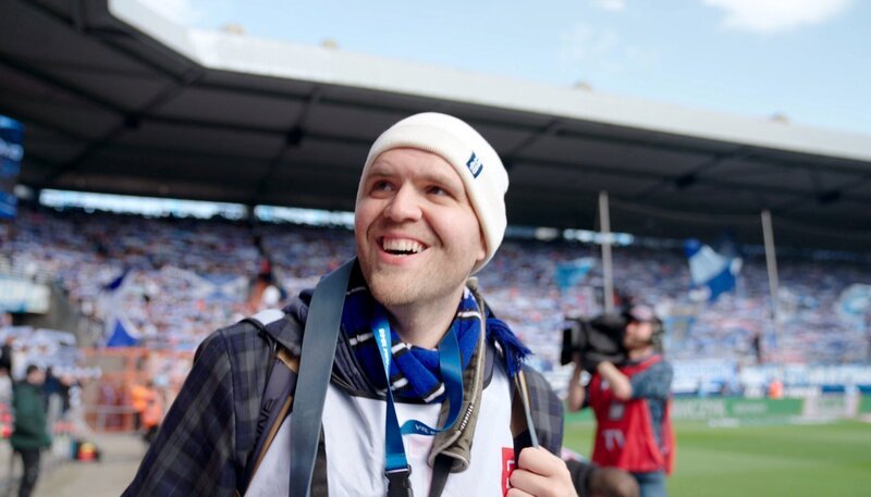 Die neue Folge der WDR-Reihe „Meine Heimat. Mein Verein“ geht dem Mythos VfL auf die Spur und zeigt die enge Verbindung von Stadt und Verein. Filmemacher Wilm Huygen hat Menschen getroffen, für die der Verein Heimat und manchmal sogar Lebensmittelpunkt ist. – Bild: WDR/​eitelsonnenschein GmbH