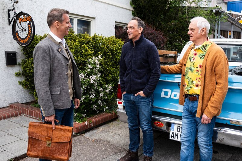 Winklers Neugier wird unfreiwillig geweckt, als Mike mit Joseph übereifrig zur Goldsuche aufbricht. Von links: Winkler (Florian Stadler), Mike (Harry Blank) und Joseph (Michael Vogtmann). – Bild: Lena Semmelroggen /​ BR /​ BR/​Lena Semmelroggen
