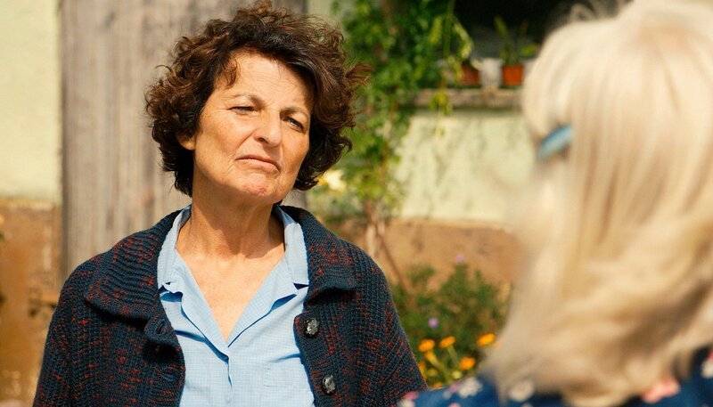 Elisabeth (Franziska Küpferle) und Anni (Sabine Hahn) teilen über alle Feindschaft hinweg das ein oder andere Geheimnis aus früheren Tagen. – Bild: SWR/​Fortune Cookie Filmproduction