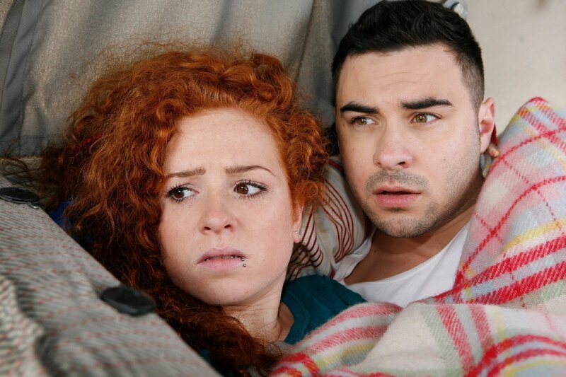 Als Paul und Sonja mit dem Bulli losfahren, halten sich Joe (Sarah Hannemann) und Easy (Lars Steinhöfel), die gerade ein Schäferstündchen halten, peinlich berührt versteckt. Sie ahnen nicht, dass diese Fahrt kein gutes Ende nehmen wird … – Bild: RTL Passion