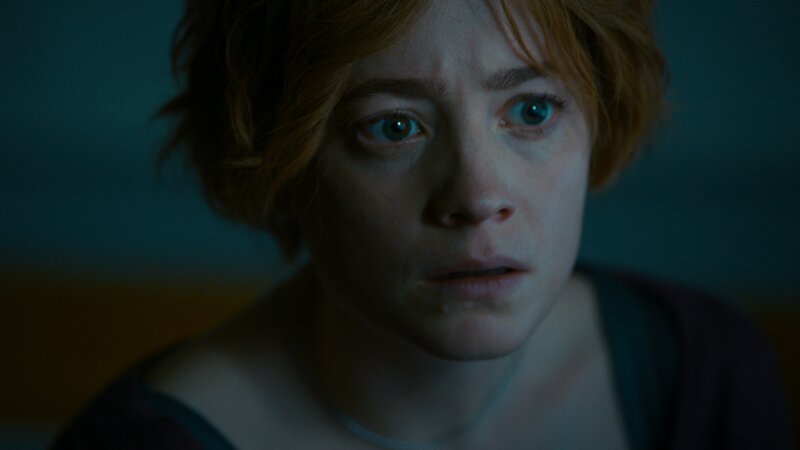 Charlie (Leonie Benesch) sieht zum ersten Mal die Unterwasseraufnahmen der gesunkenen „Juno“. – Bild: ZDF und Schwarm TV Production GmbH & Co