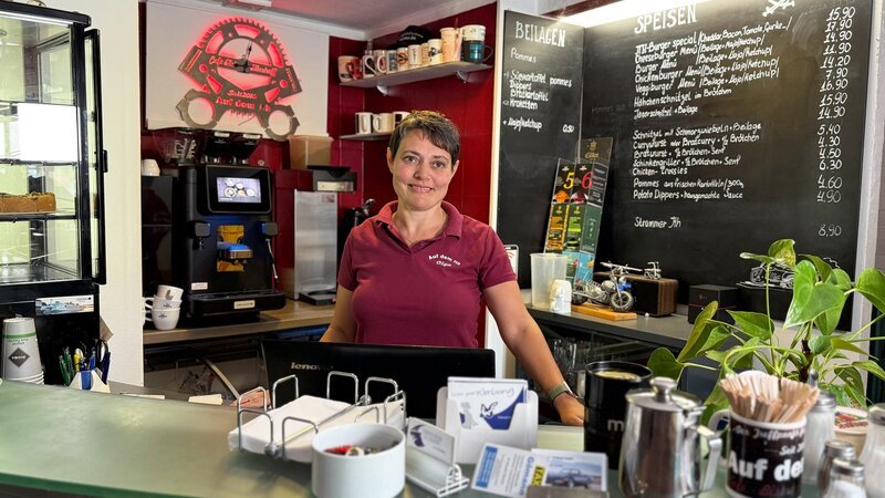 Beim Saison-Opening im „Bistro & Bikertreff auf dem Ith“ kommen wegen des schönen Wetters überraschend viele Gäste zu Olga Alekseenko. – Bild: RTLZWEI